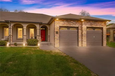 2504 NW Ashurst Dr, Lees Summit, MO 64081