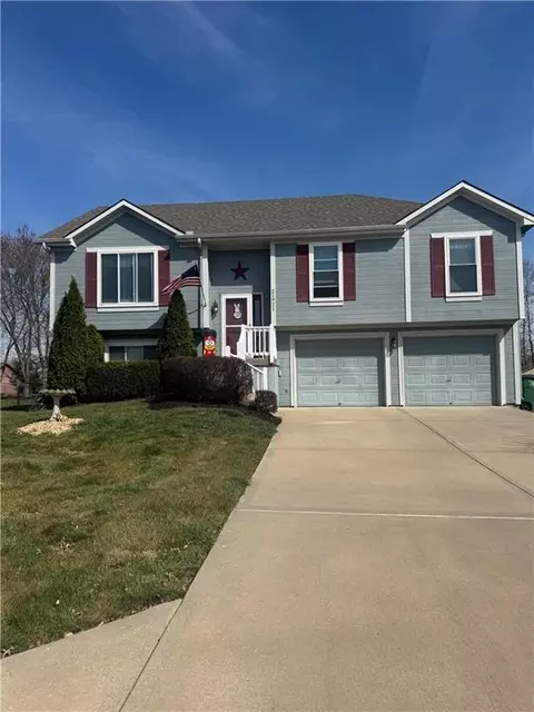 21921 Gracie Dr, Peculiar, MO 64078