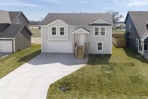 1007 2nd St, Perry, KS 66073