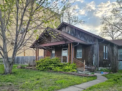203 S Sycamore St, Iola, KS 66749