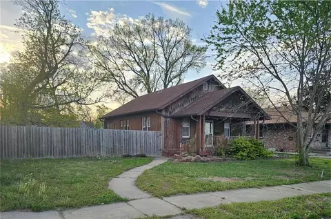 203 S Sycamore St, Iola, KS 66749