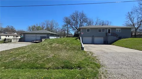 612 N Cedar St, Cameron, MO 64429