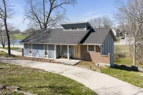 12374 Pinehurst Dr, Kansas City, KS 66109