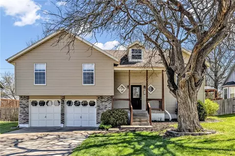 407 Woodson Ln, Greenwood, MO 64034