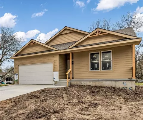 4 Highland Cir, Smithville, MO 64089