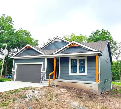 4 Highland Cir, Smithville, MO 64089