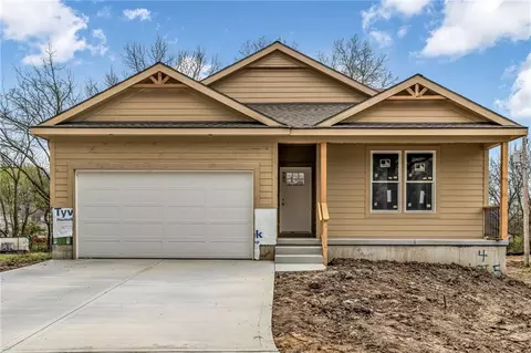4 Highland Cir, Smithville, MO 64089