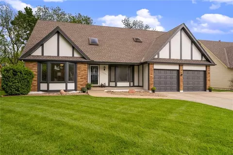 11721 Hemlock St, Overland Park, KS 66210