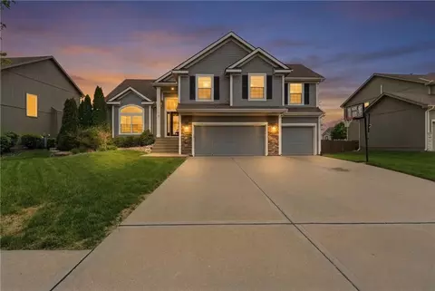 8105 NE 102nd St, Kansas City, MO 64157