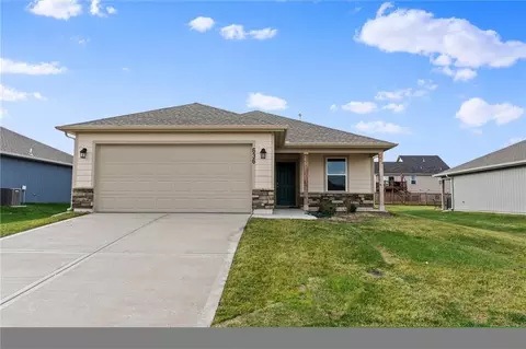 2784 Woodfield Dr, Tonganoxie, KS 66086