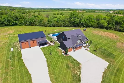 20143 Tonganoxie Dr, Tonganoxie, KS 66086