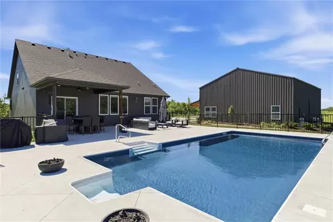 20143 Tonganoxie Dr, Tonganoxie, KS 66086