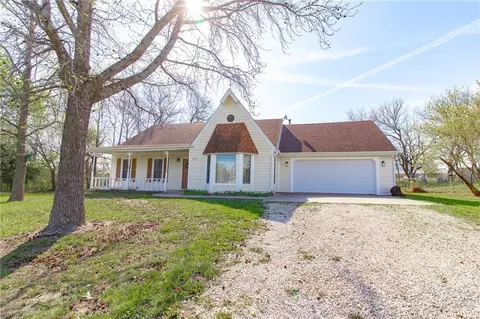 209 E 17th St, Holden, MO 64040