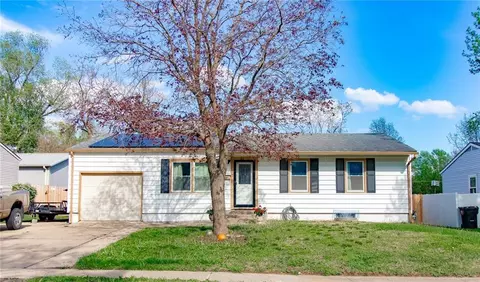 1211 N Cedar Crest Dr, Independence, MO 64056