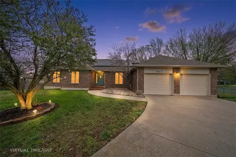 607 Horseshoe Dr, Pleasant Hill, MO 64080