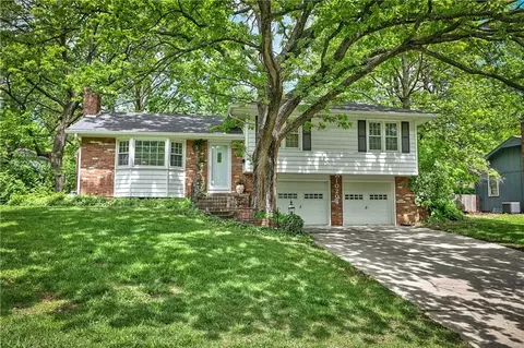10204 W 70th St, Merriam, KS 66203
