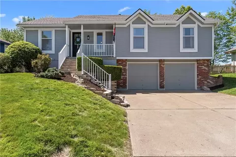 608 SE Shiloh Dr, Lees Summit, MO 64063