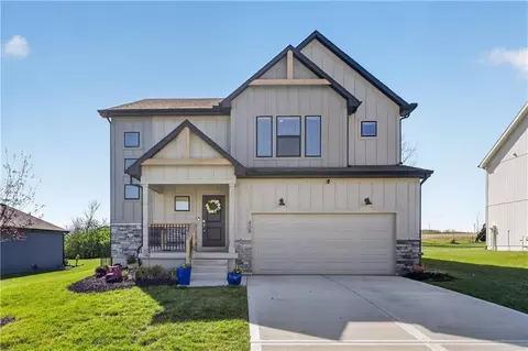 408 Woodview Dr, Raymore, MO 64083