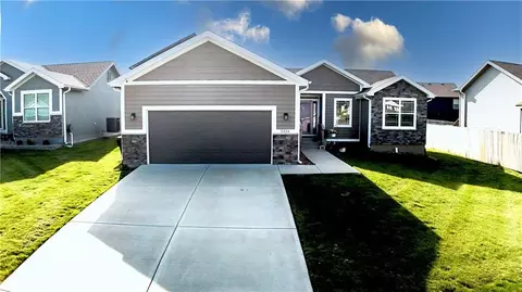 5316 Crystal Dr, Saint Joseph, MO 64503