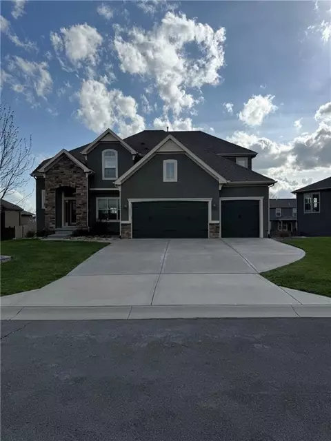 1521 SW Cross Creek Dr, Lees Summit, MO 64082