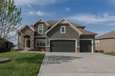 1521 SW Cross Creek Dr, Lees Summit, MO 64082