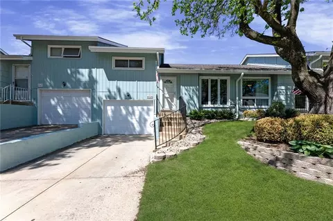 6525 W 49th St, Mission, KS 66202