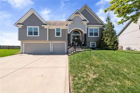 1910 Prairie Clover Rd, Greenwood, MO 64034