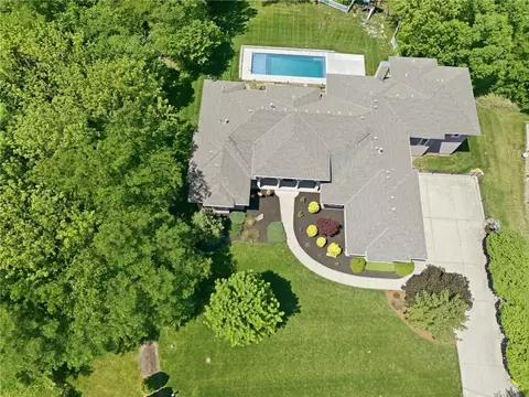 6930 NW White Pine Cir, Parkville, MO 64152