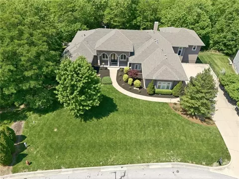 6930 NW White Pine Cir, Parkville, MO 64152