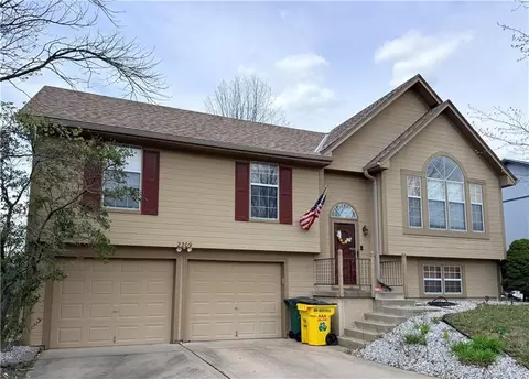2209 NE Maybrook Dr, Blue Springs, MO 64029