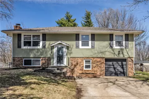 313 SW Blarney Ct, Blue Springs, MO 64014