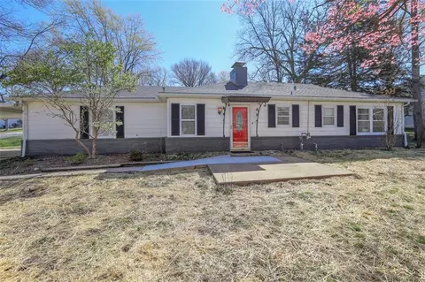 10001 E 31st St, Independence, MO 64052