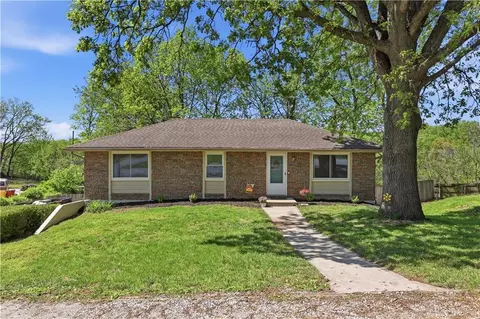 2824 Berry Ln, Independence, MO 64057