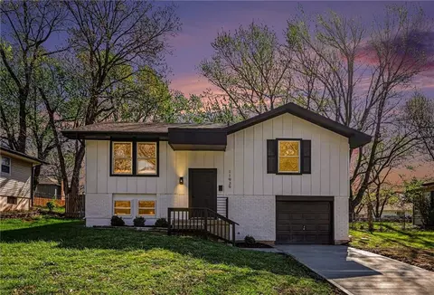 11939 Smalley Ave, Grandview, MO 64030