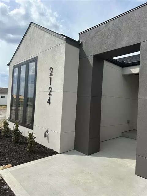 2124 SW Wheatfield Dr, Lees Summit, MO 64082