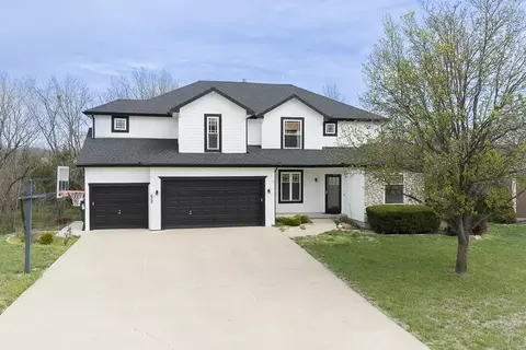 672 Everly Ct, Lansing, KS 66043
