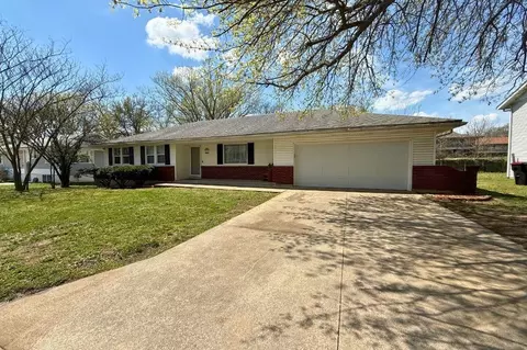 944 Ridge Dr, Warrensburg, MO 64093