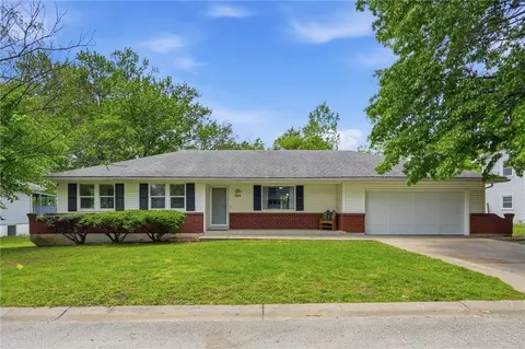 944 Ridge Dr, Warrensburg, MO 64093