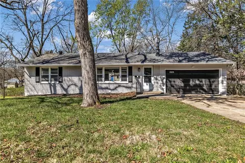 7004 N Baltimore Ave, Gladstone, MO 64118