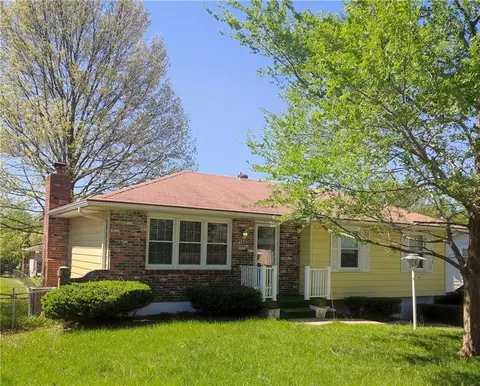 7009 NW 80th St, Kansas City, MO 64152