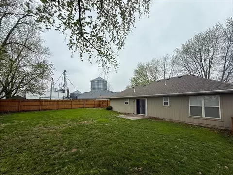 Exterior - 315 West St, Lathrop, MO 64465 photo 2 of 3