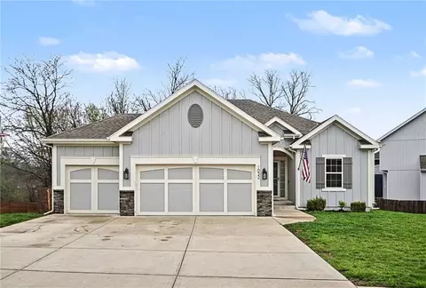 1032 E 14th St, Kearney, MO 64060