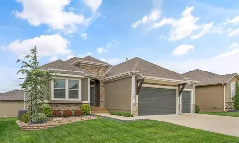1696 NE Parkwood Dr, Lees Summit, MO 64064