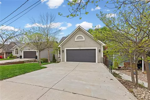 551 NW North Shore Dr, Lake Waukomis, MO 64151
