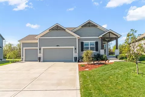 1713 NE Ravenwood Dr, Lees Summit, MO 64086