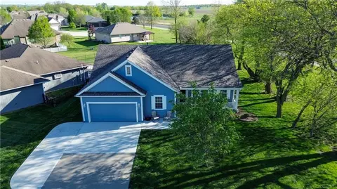 2010 Prairie Grass Dr, Raymore, MO 64083