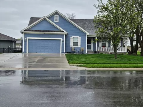 2010 Prairie Grass Dr, Raymore, MO 64083