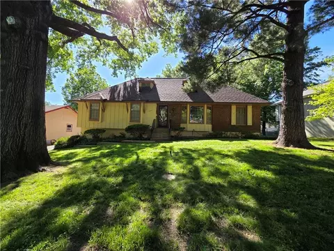 3908 Woodbury St, Independence, MO 64055