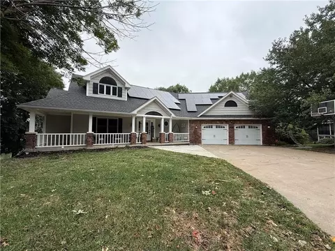 24 Lakeview Dr, Lexington, MO 64067