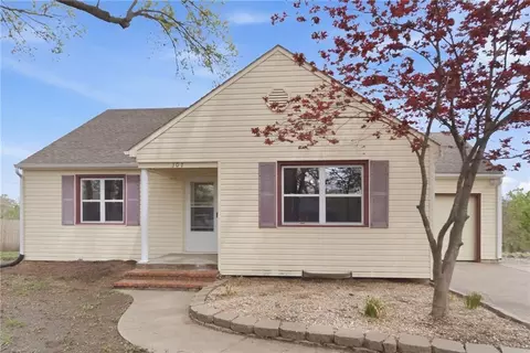 307 E Orchard St, Odessa, MO 64076
